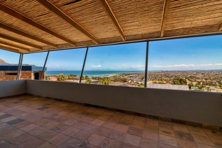 4 Bedroom Property for Sale in Gordon Heights Western Cape